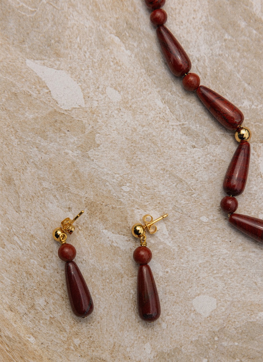 ANNI LU Hot Drops oorstekers verguld - detail 2 bordeauxrood