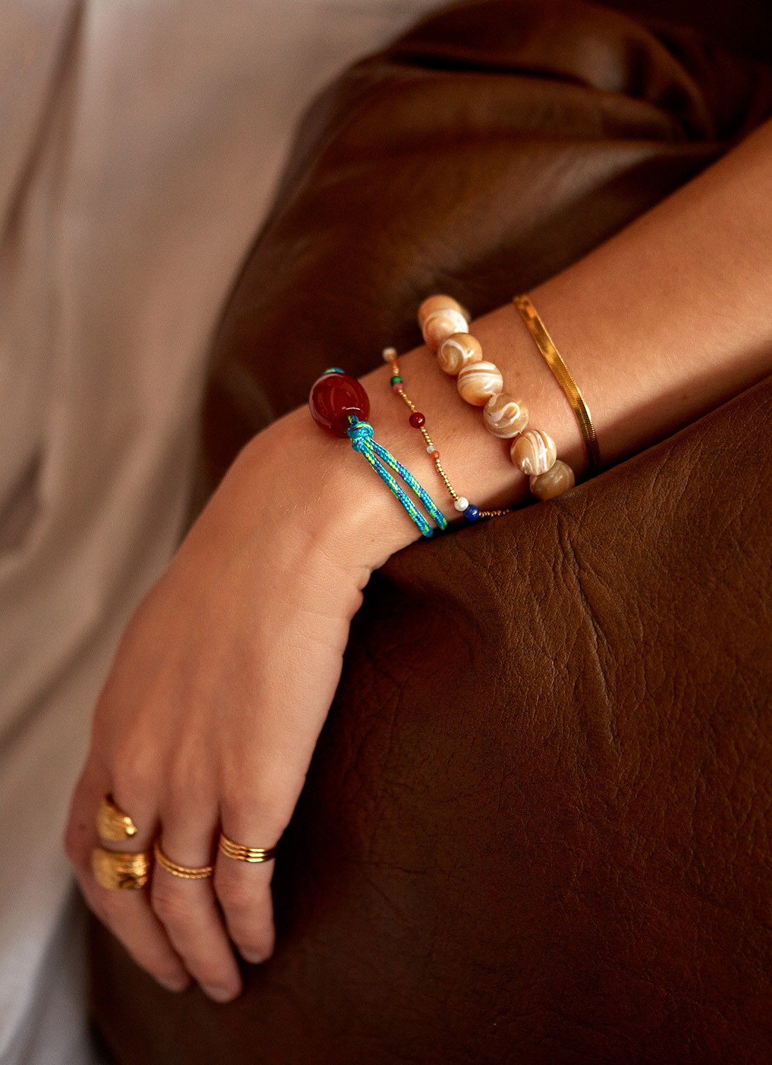 ANNI LU Jetset Gems armband verguld - voorkant 4 beige