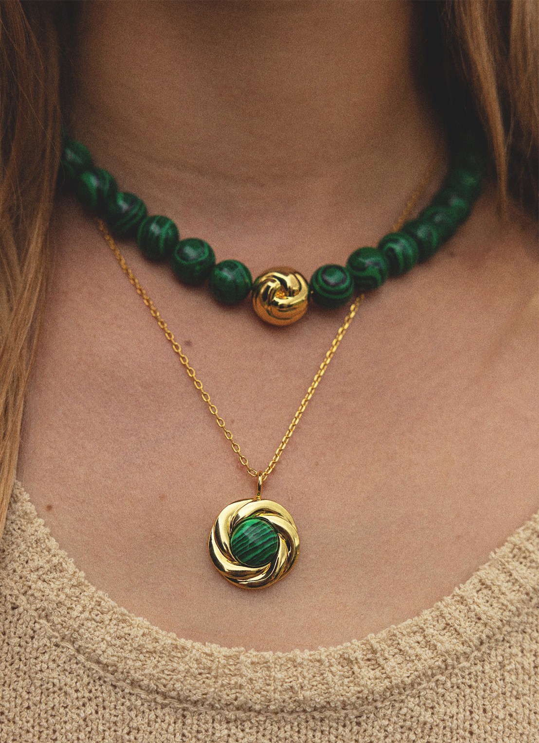 ANNI LU Malachite Knot ketting verguld - detail 2 goud