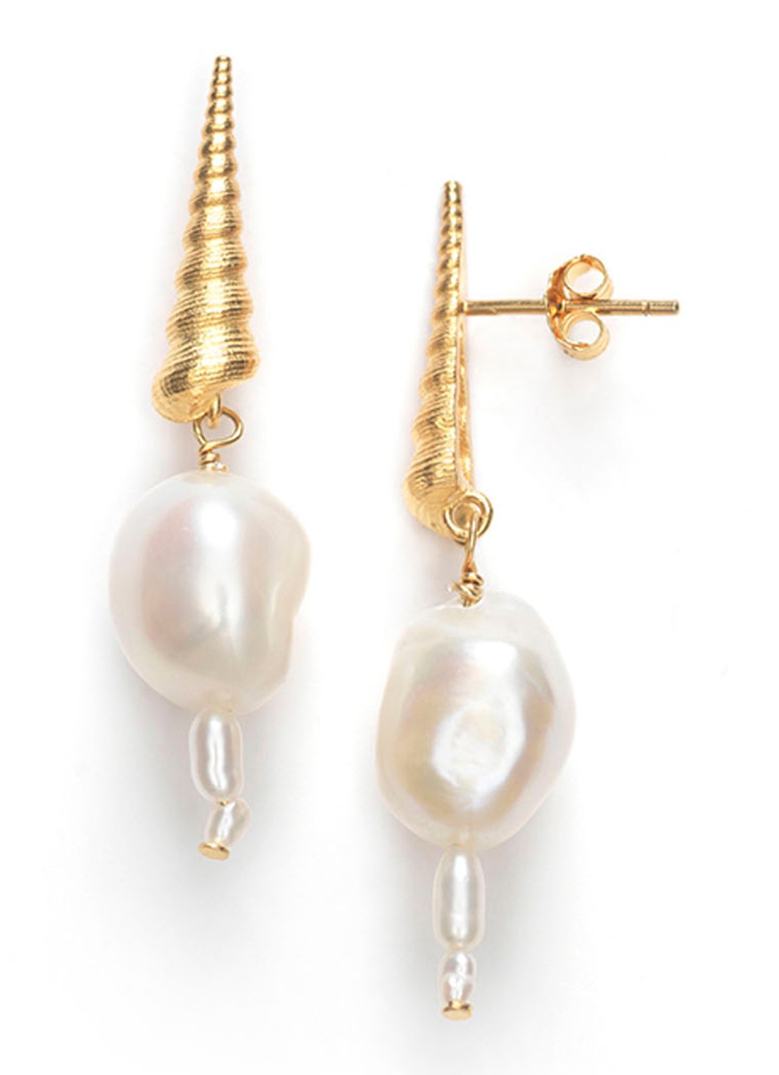 ANNI LU Turret Shell Baroque Pearl oorstekers verguld - voorkant goud