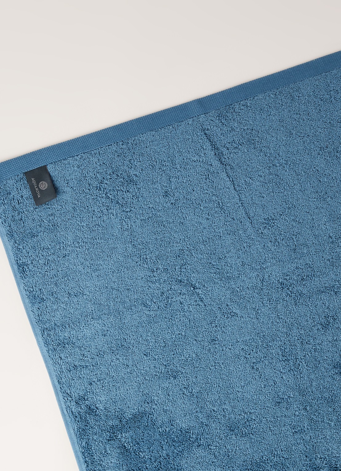 Aquanova London badhanddoek - 600 gr/m2 - 55 x 100 cm - detail middenblauw