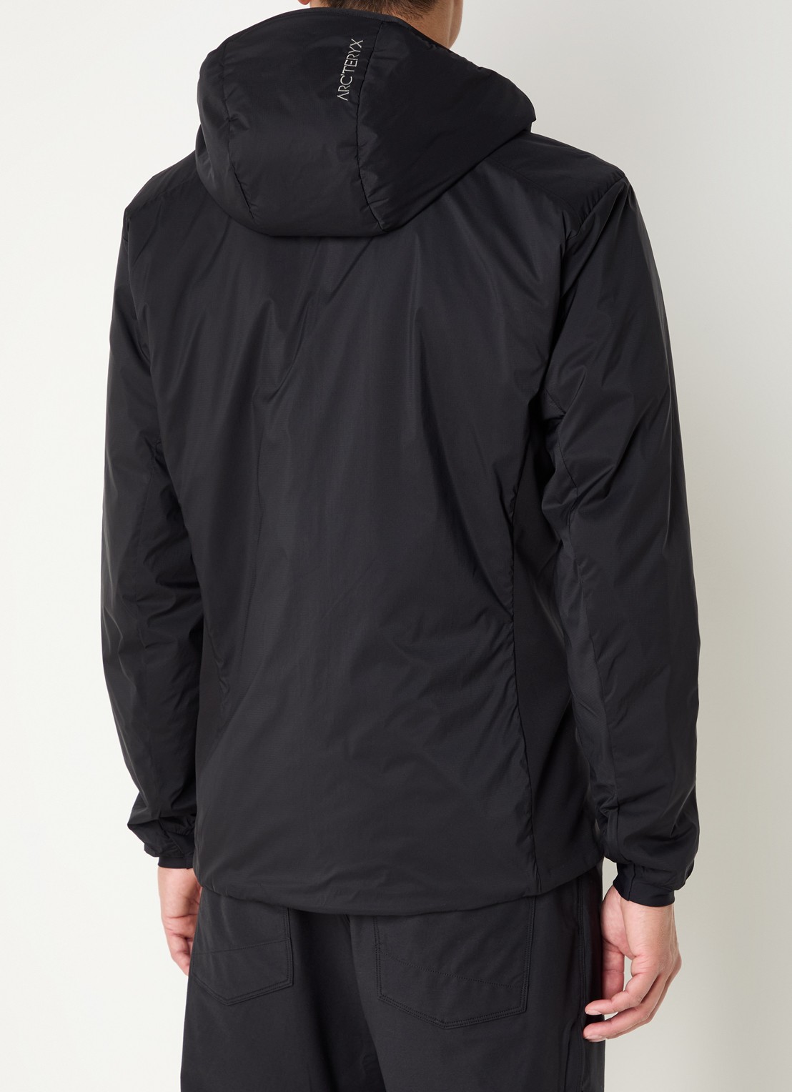 Arc'teryx Atom gewatteerd jack met capuchon en ritszakken - achterkant 4 zwart