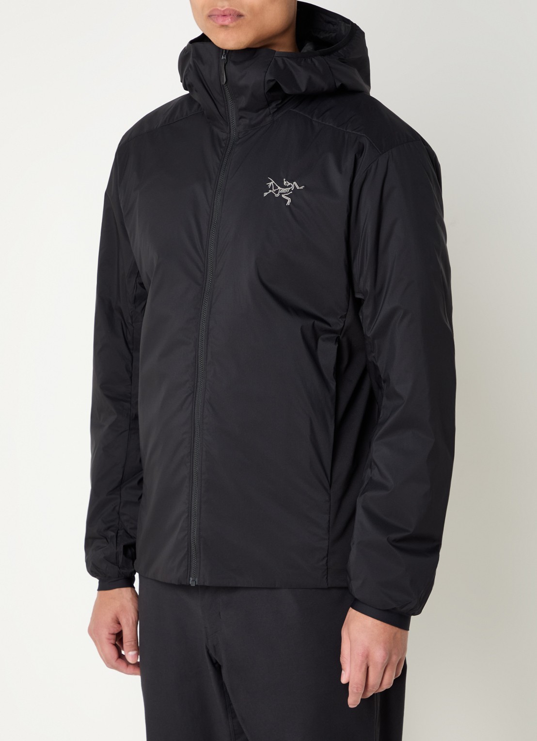Arc'teryx Atom gewatteerd jack met capuchon en ritszakken - detail 3 zwart