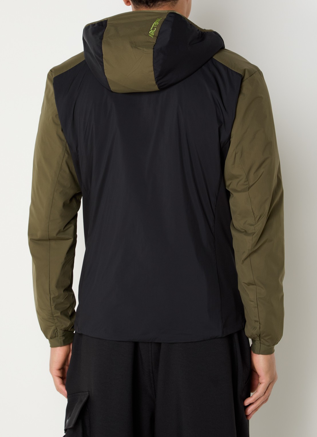 Arc'teryx Atom gewatteerd jack met capuchon en ritszakken - achterkant bronsgroen