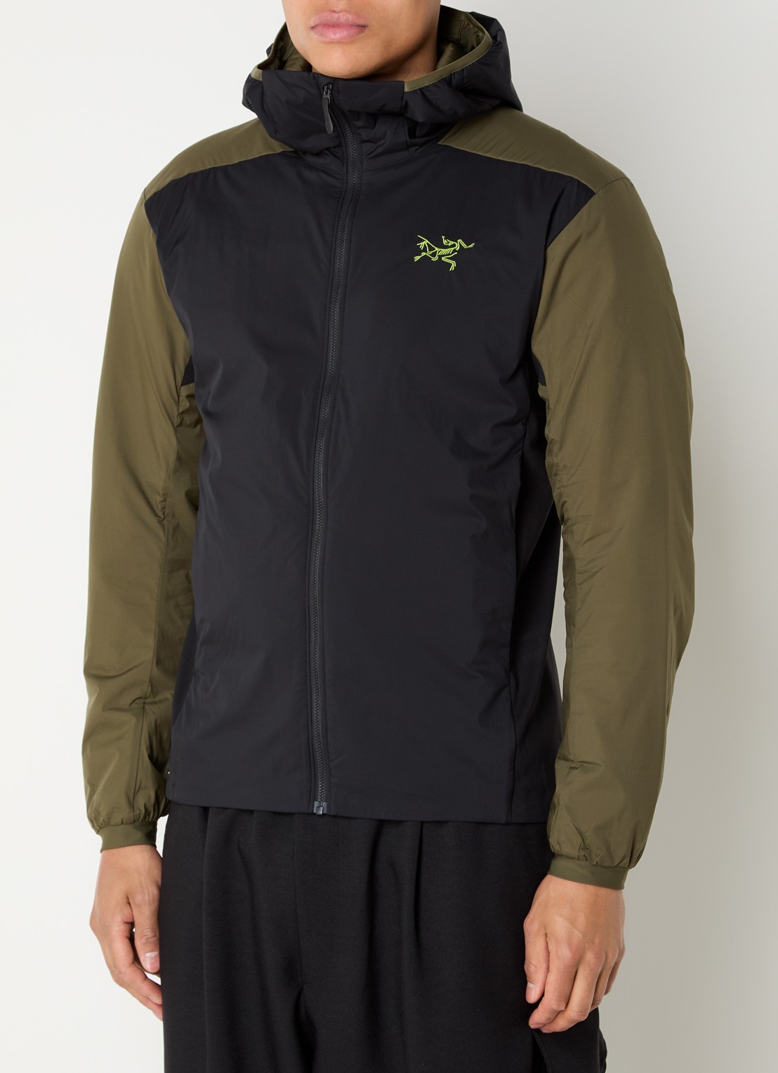 Arc'teryx Atom gewatteerd jack met capuchon en ritszakken - detail 2 bronsgroen