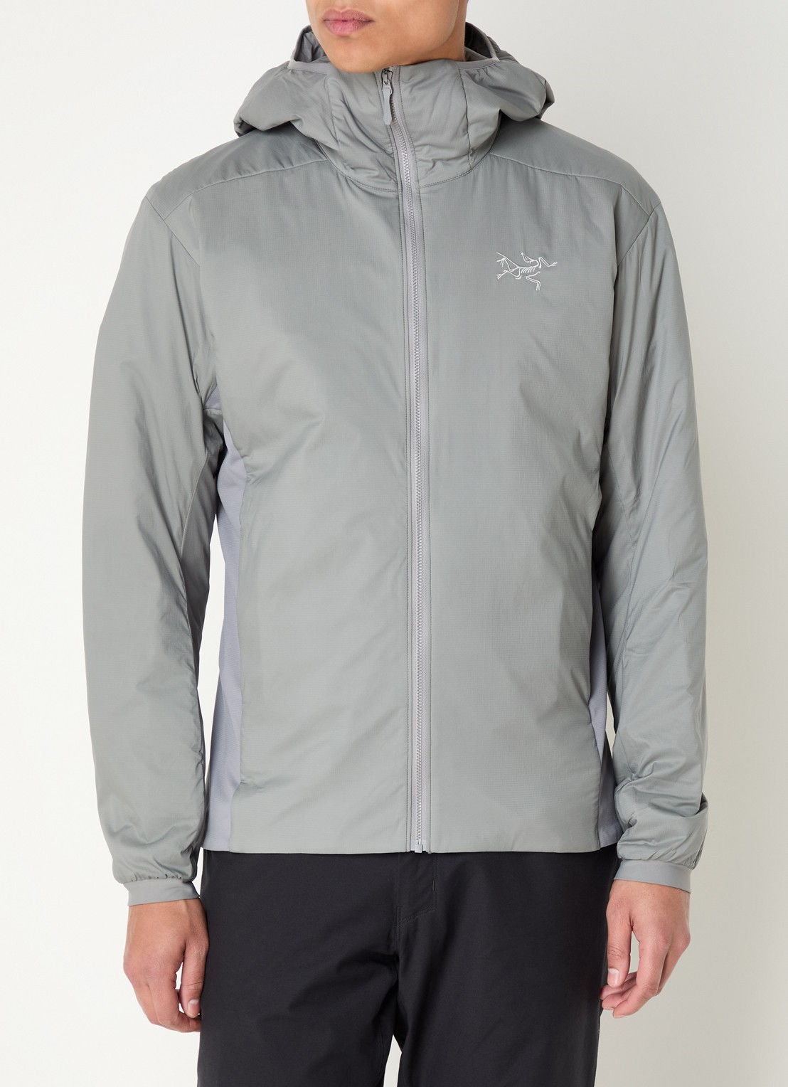 Arc'teryx Atom gewatteerd jack met capuchon en ritszakken - detail 3 lichtgrijs