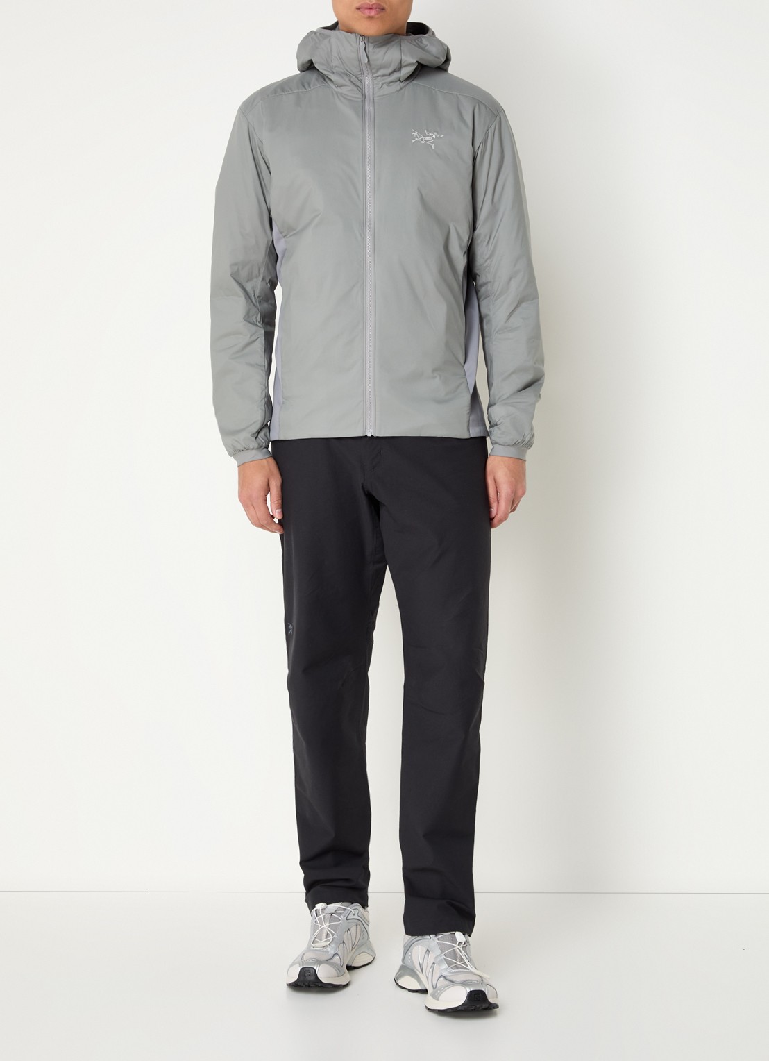 Arc'teryx Atom gewatteerd jack met capuchon en ritszakken - voorkant 2 lichtgrijs