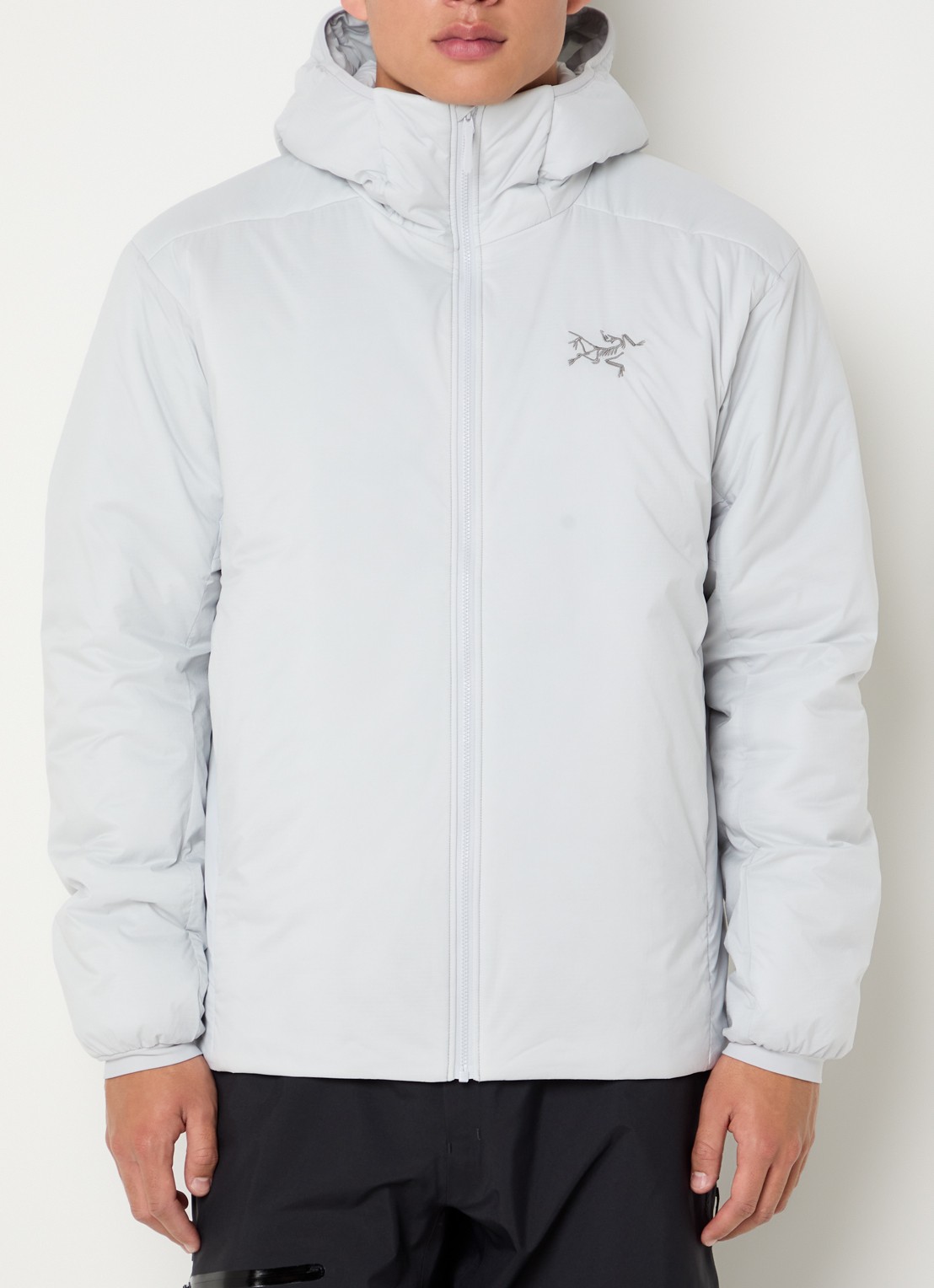 Arc'teryx Atom SV gewatteerd jack met capuchon en ritszakken - detail lichtgrijs
