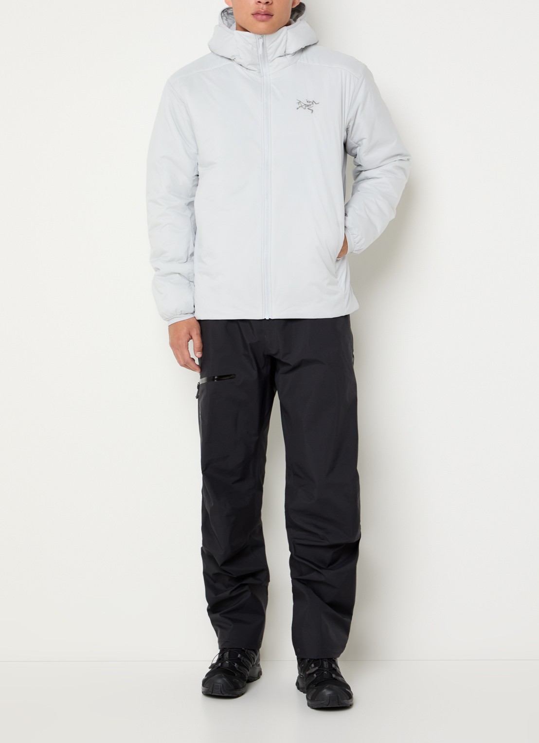 Arc'teryx Atom SV gewatteerd jack met capuchon en ritszakken - voorkant 3 lichtgrijs
