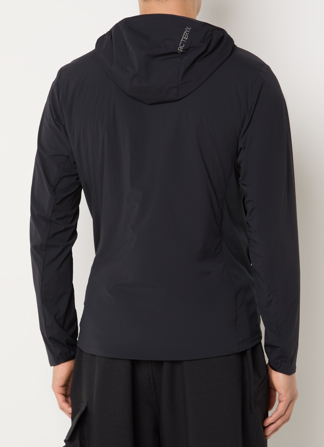 Arc'teryx Atom windjack met ritszakken en capuchon - achterkant zwart