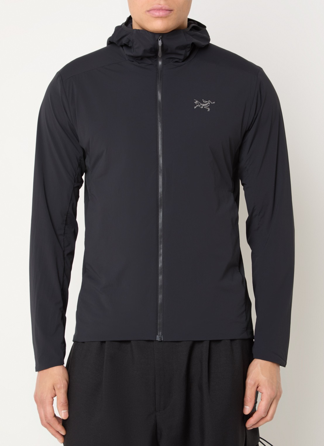 Arc'teryx Atom windjack met ritszakken en capuchon - detail 4 zwart