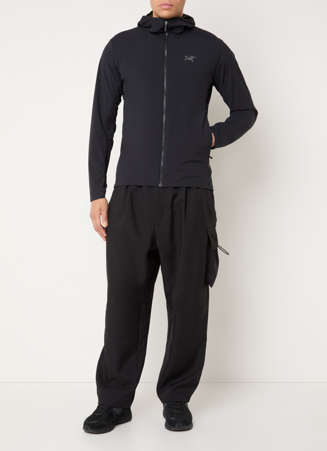 Arc'teryx Atom windjack met ritszakken en capuchon - voorkant 3 zwart