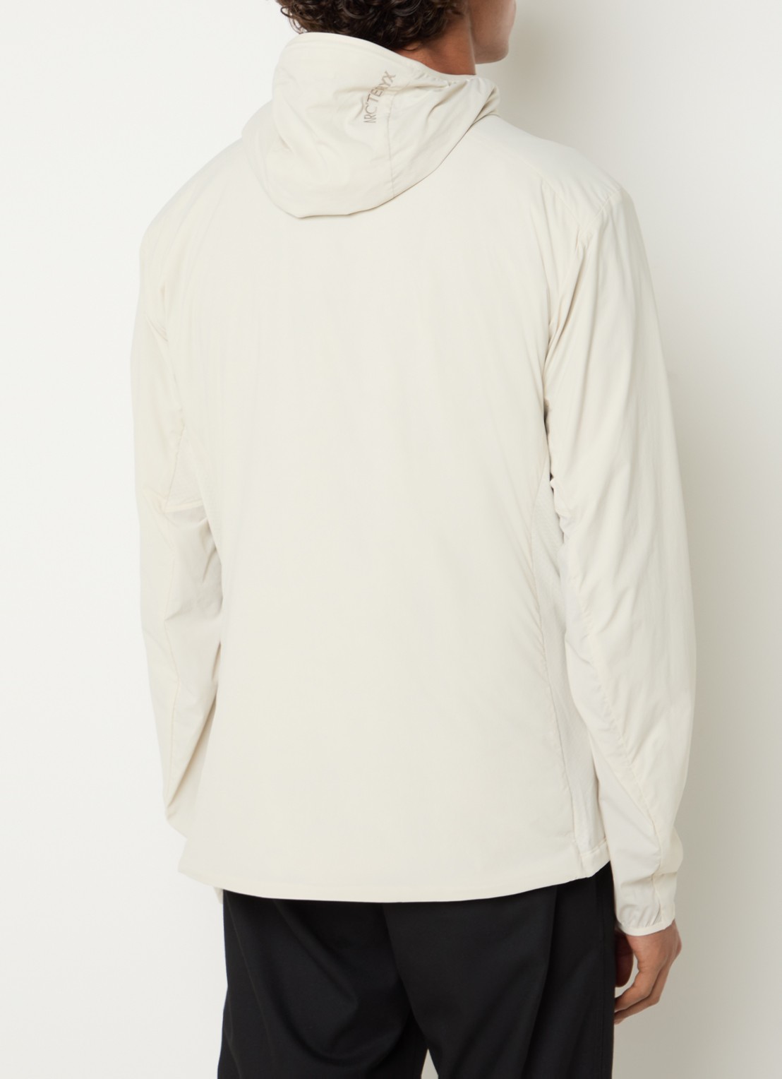 Arc'teryx Atom windjack met ritszakken en capuchon - achterkant beige