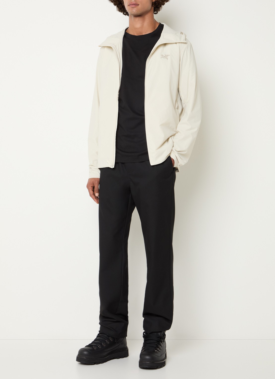 Arc'teryx Atom windjack met ritszakken en capuchon - voorkant 4 beige