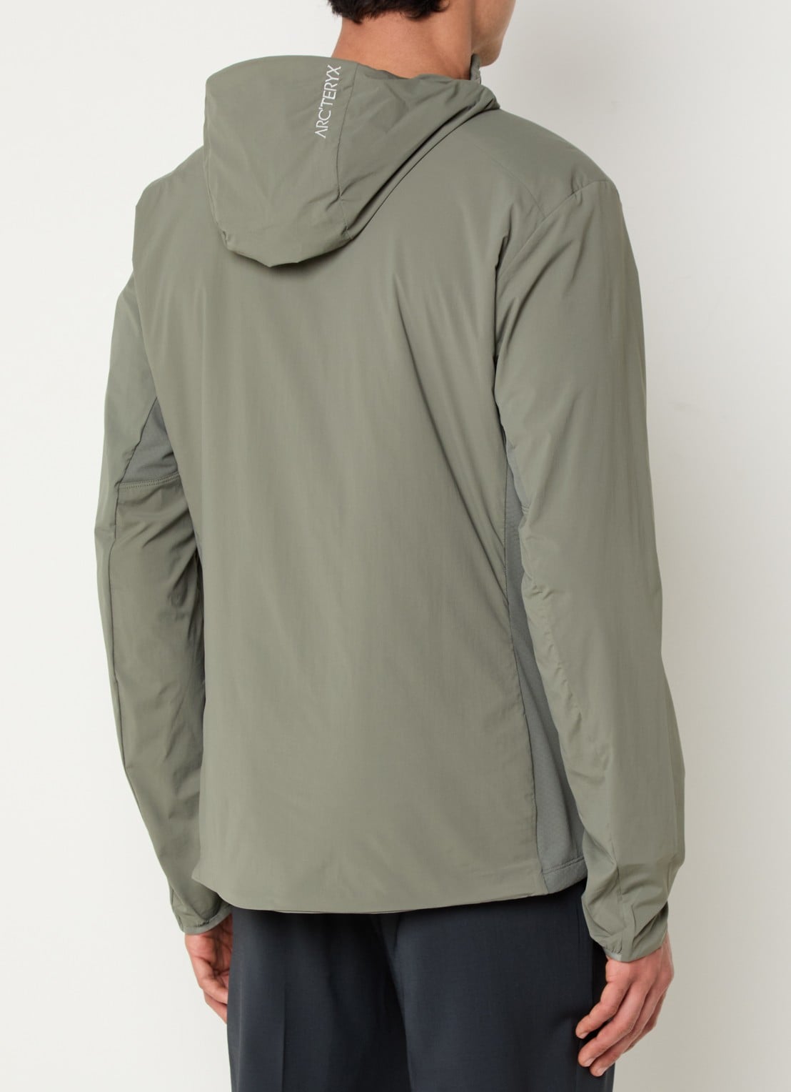 Arc'teryx Atom windjack met ritszakken en capuchon - achterkant 4 olijfgroen