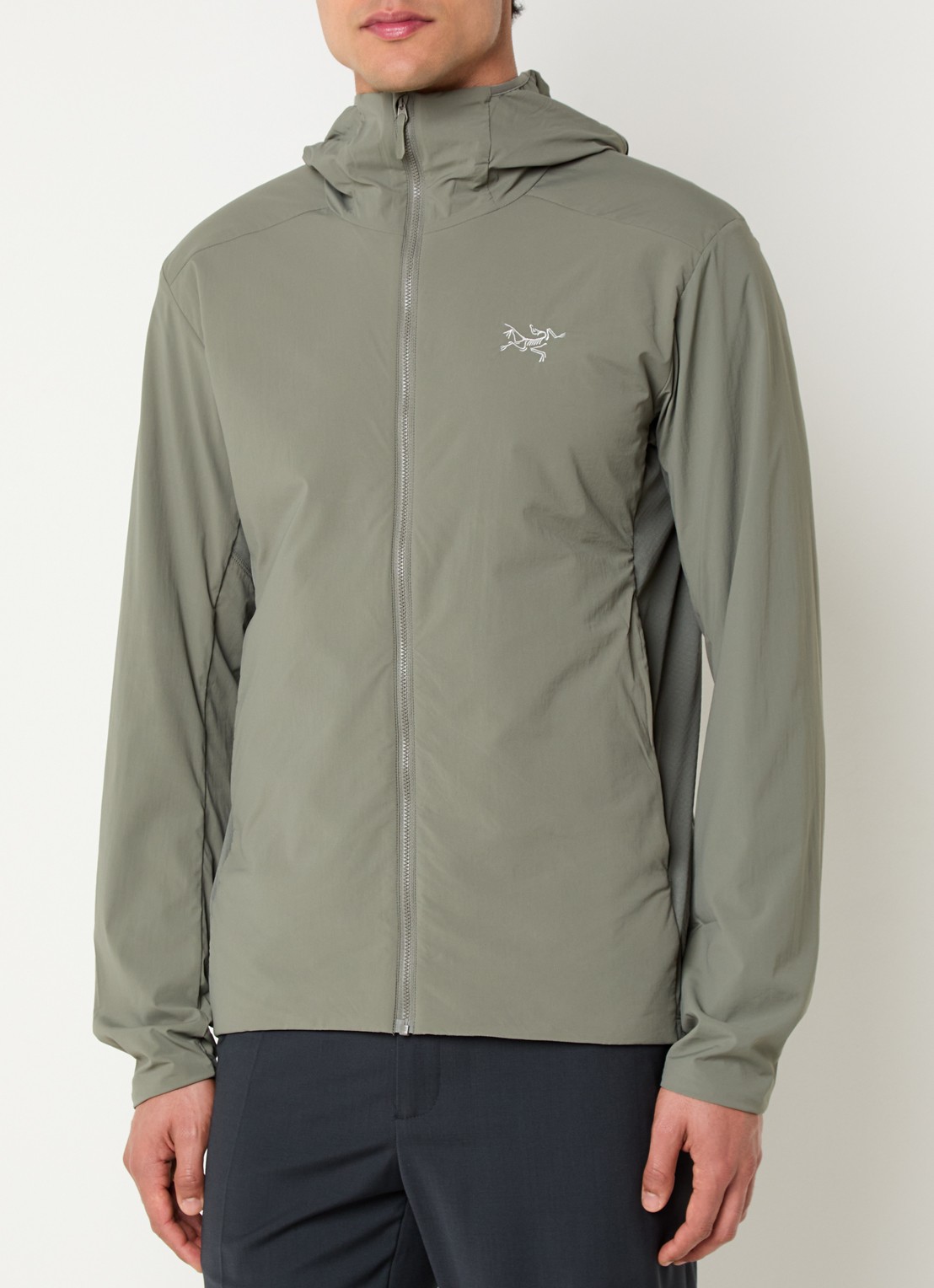 Arc'teryx Atom windjack met ritszakken en capuchon - detail olijfgroen