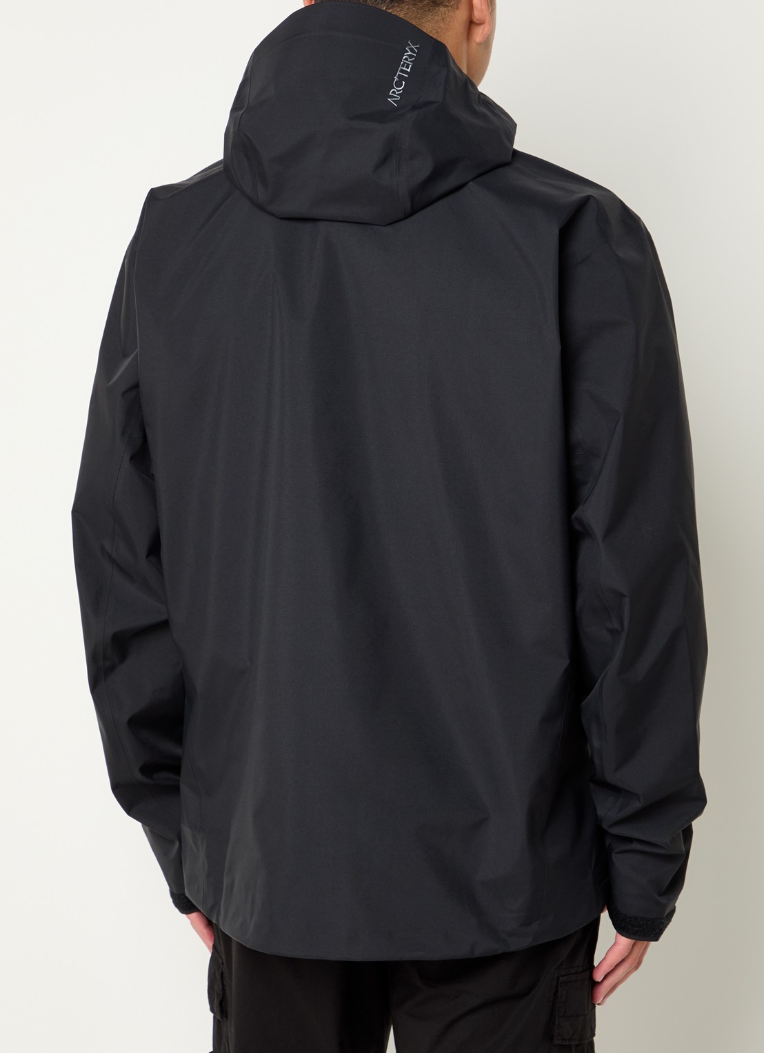 Arc'teryx Beta Gore-Tex windjack met logoborduring en ritszakken - achterkant zwart