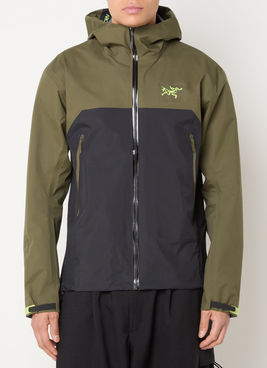 Arc'teryx Beta Gore-Tex windjack met logoborduring en ritszakken - detail 4 bronsgroen