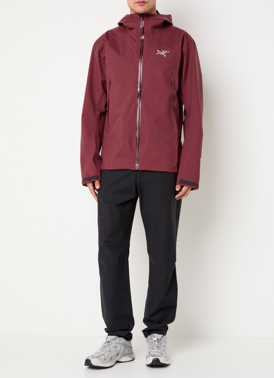 Arc'teryx Beta Gore-Tex windjack met logoborduring en ritszakken - voorkant 2 bordeauxrood