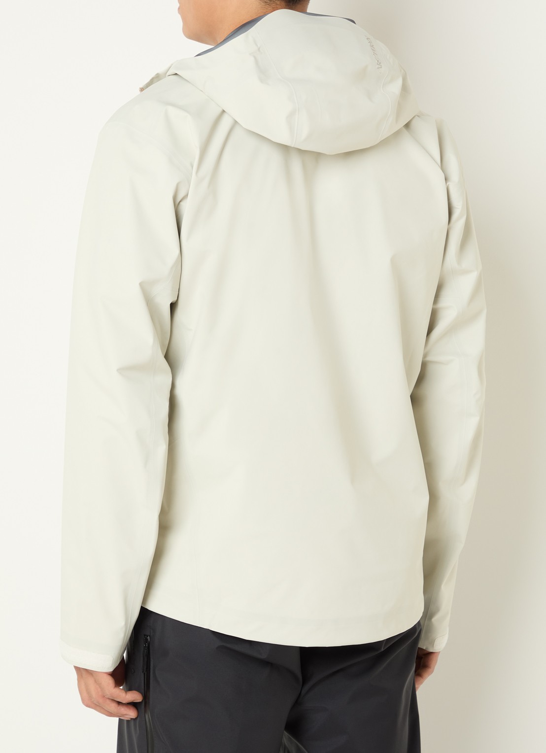 Arc'teryx Beta windjack met ritszakken en logo - achterkant 2 gebroken wit