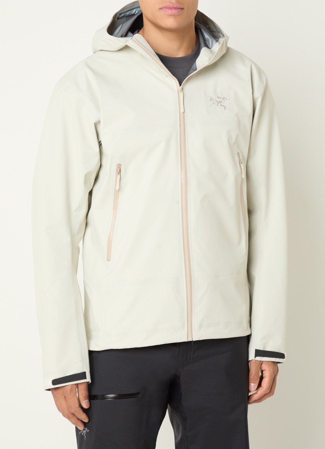 Arc'teryx Beta windjack met ritszakken en logo - detail gebroken wit