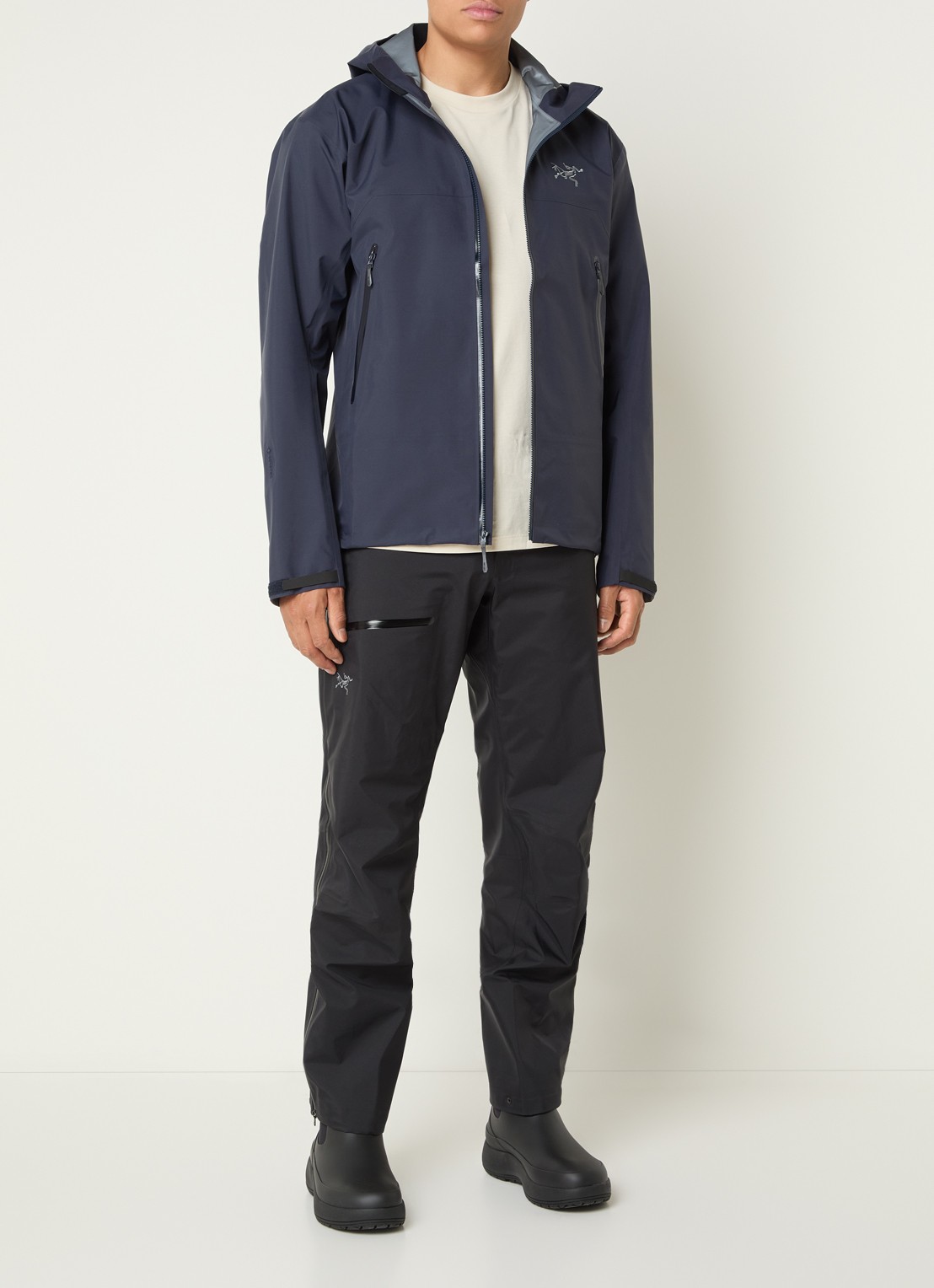 Arc'teryx Beta windjack met ritszakken en logo - voorkant 2 donkerblauw