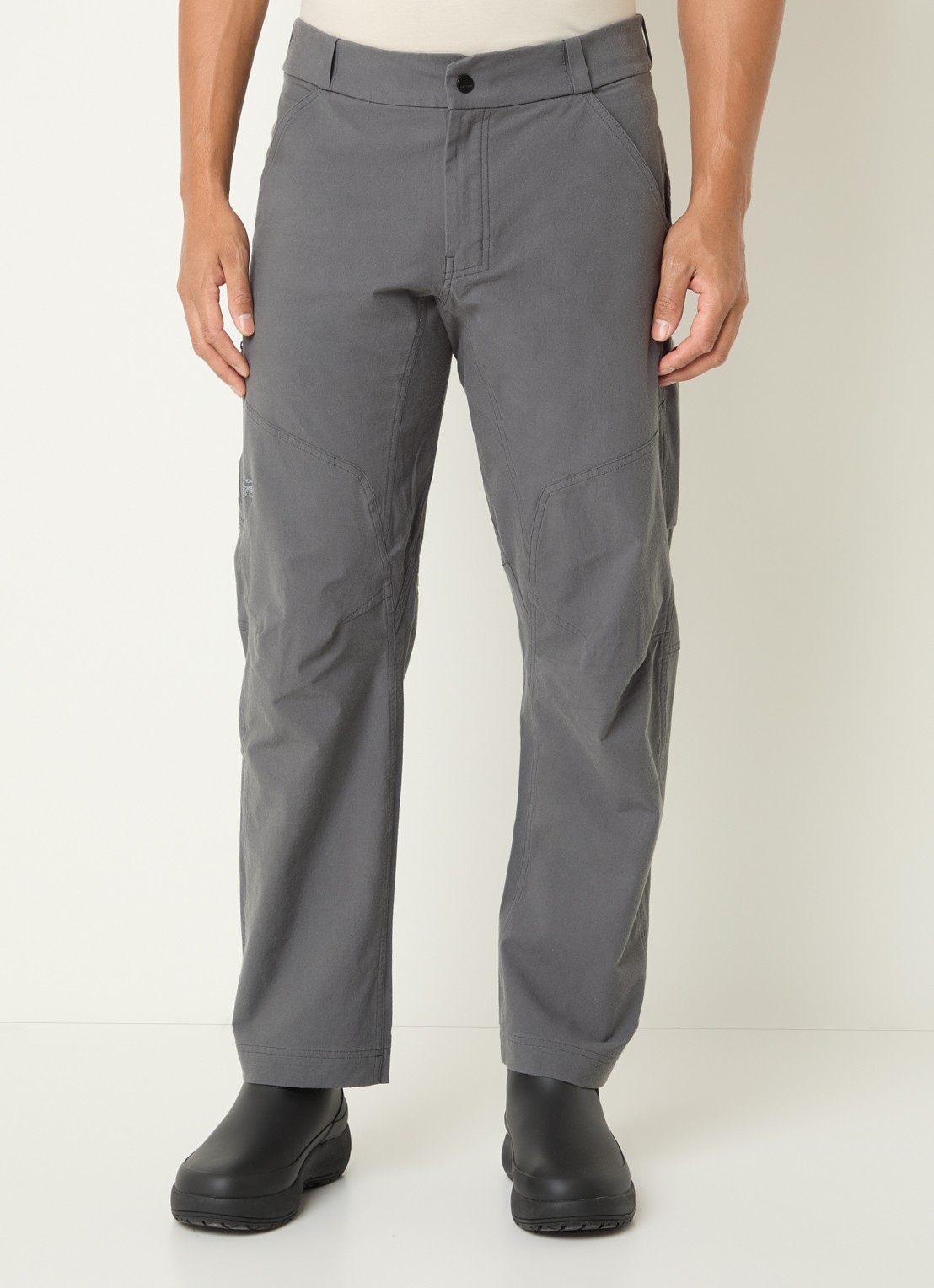 Arc'teryx Cronin straight fit broek met steekzakken - detail donkergrijs