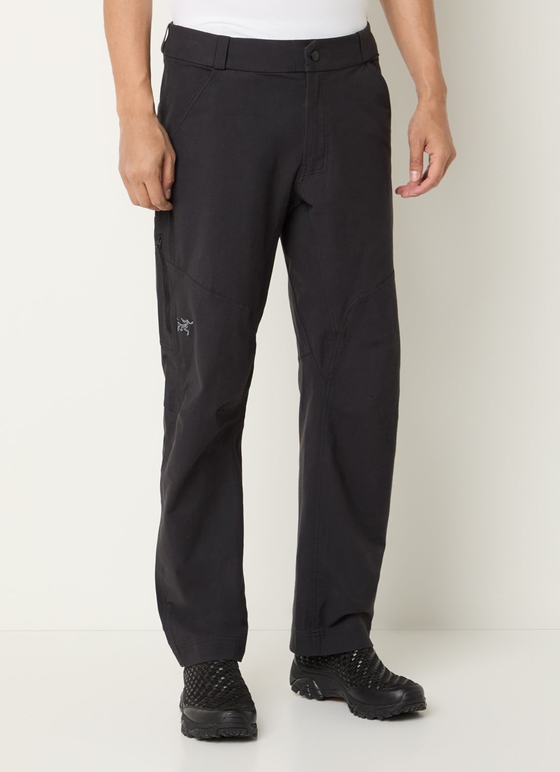 Arc'teryx Cronin straight fit cargobroek met logoborduring en steekzakken - detail 4 zwart