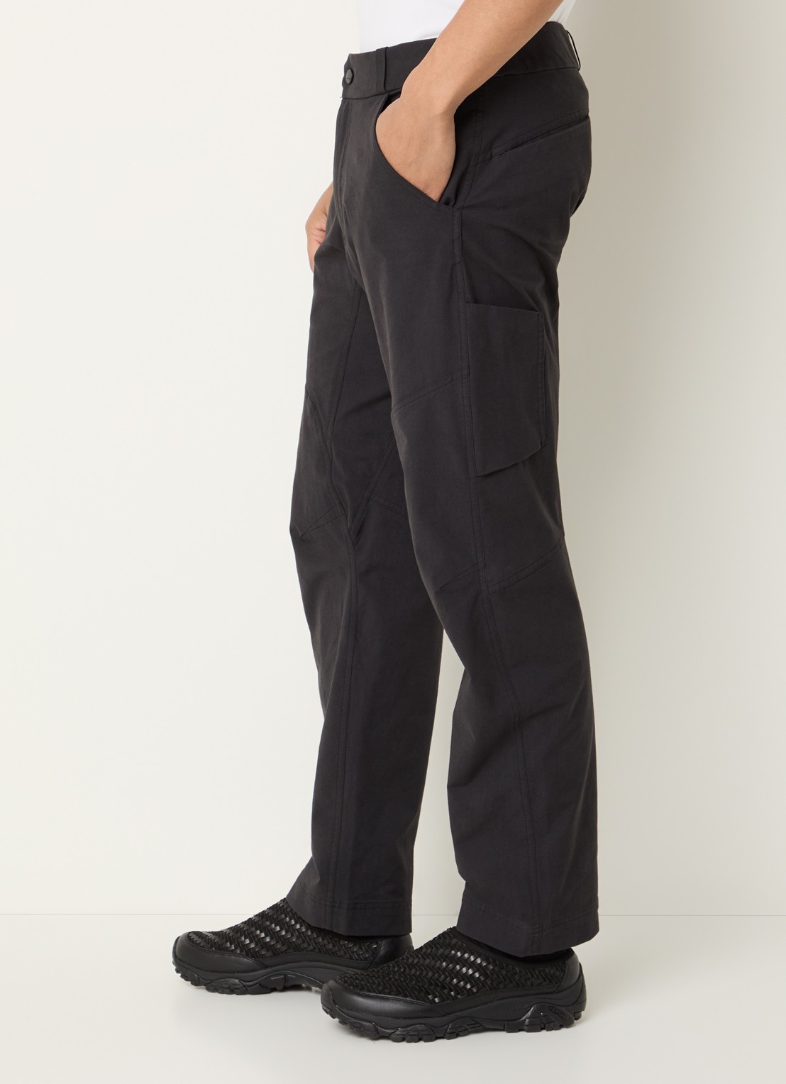 Arc'teryx Cronin straight fit cargobroek met logoborduring en steekzakken - detail 5 zwart