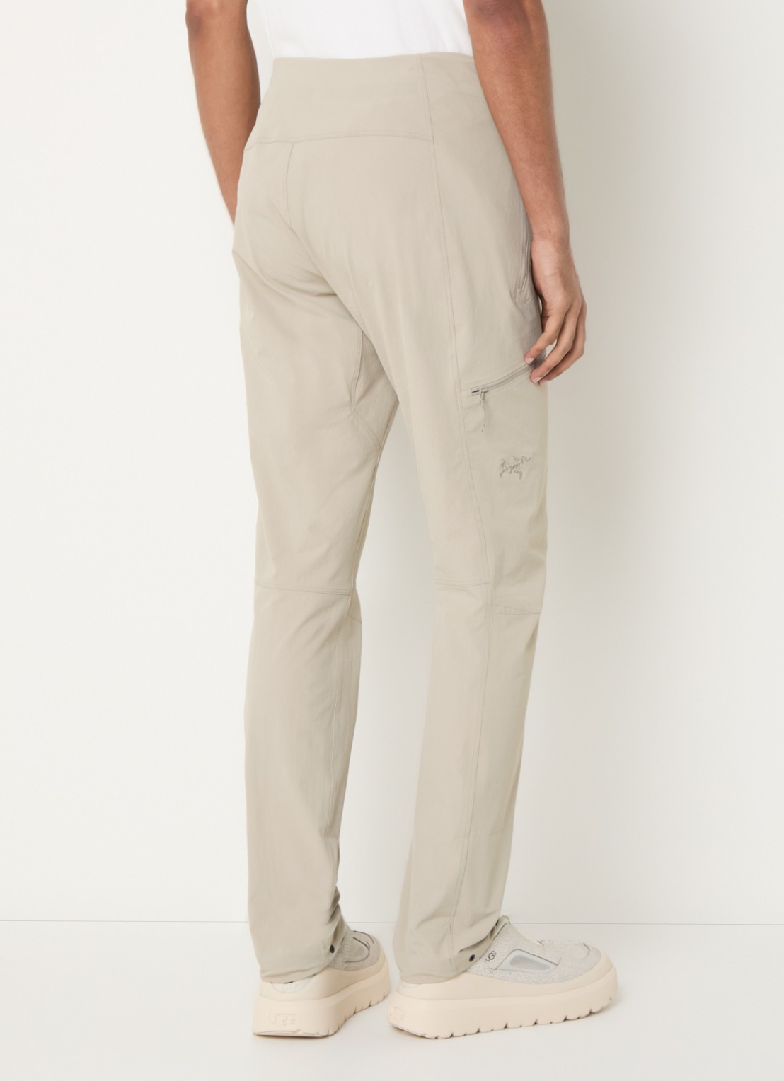 Arc'teryx Gamma slim fit broek met ritszakken - achterkant 5 beige