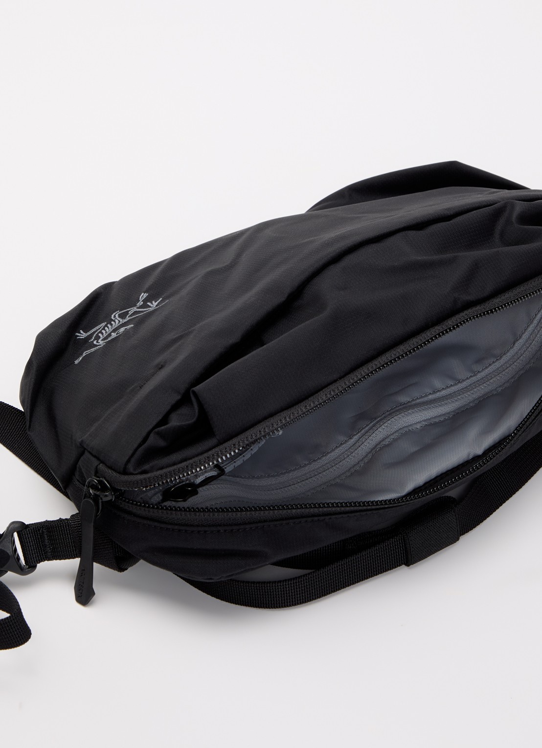 Arc'teryx Heliad crossbodytas met verstelbare schouderriem en logo - detail 2 zwart