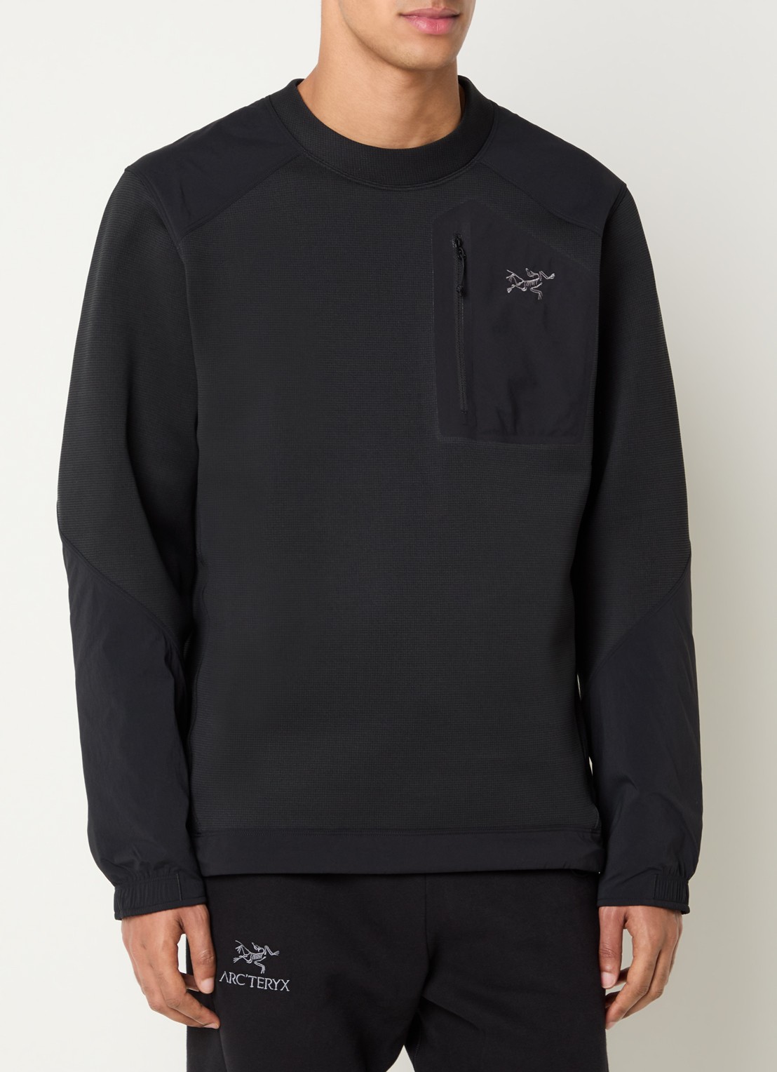 Arc'teryx Konseal sweater met borstzak - detail zwart