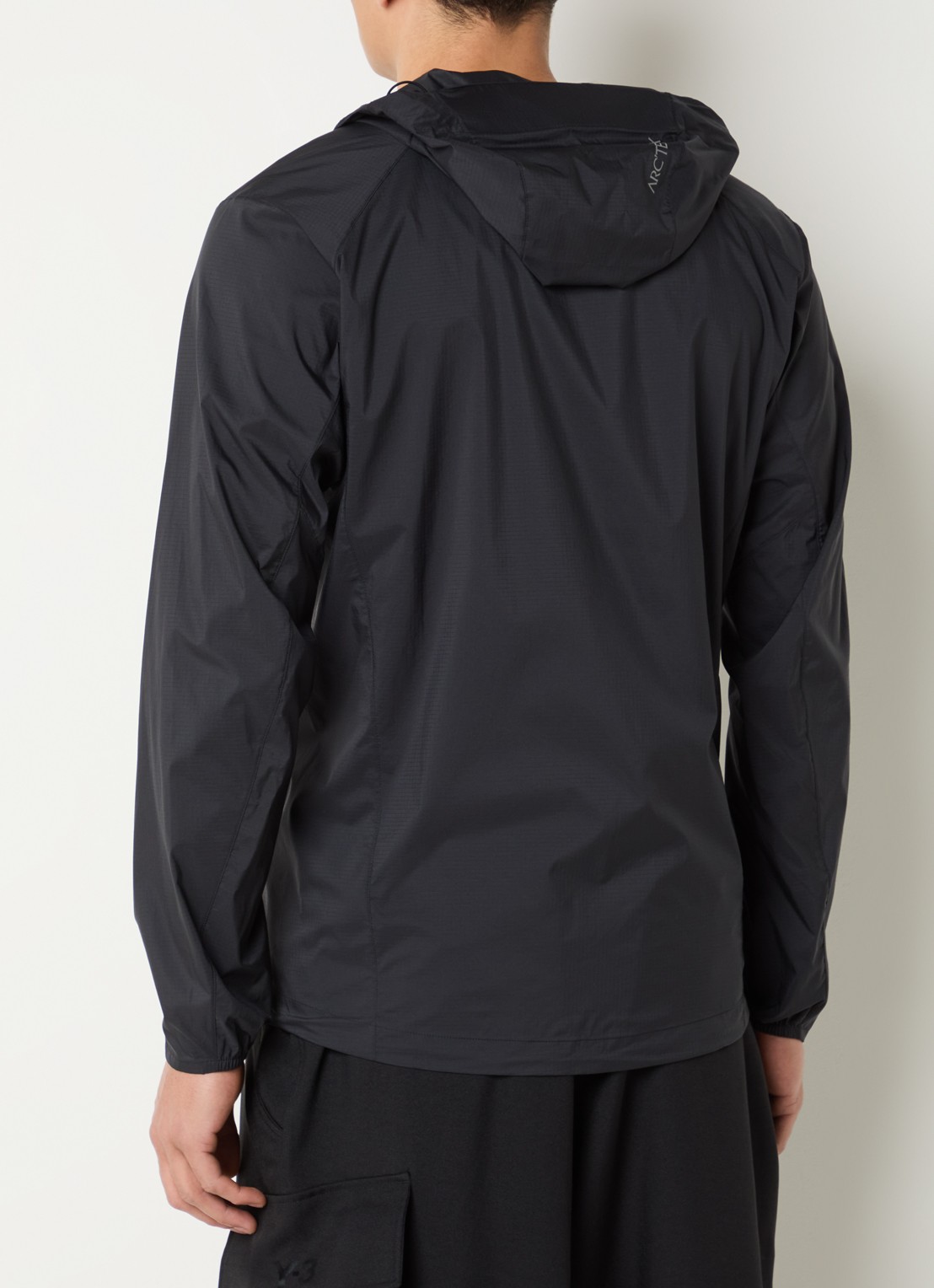 Arc'teryx Squamish windjack met capuchon en waterafstotende coating - achterkant 3 zwart