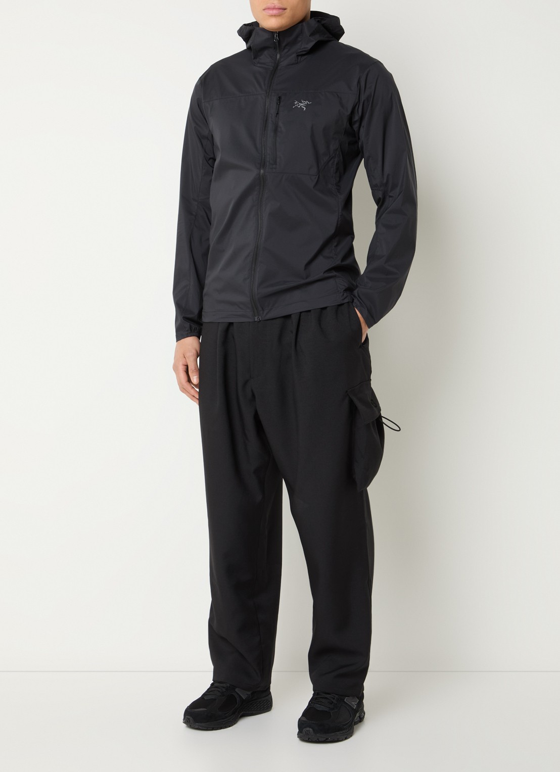 Arc'teryx Squamish windjack met capuchon en waterafstotende coating - voorkant 2 zwart