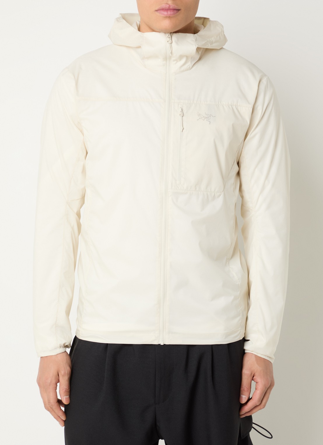 Arc'teryx Squamish windjack met capuchon en waterafstotende coating - detail gebroken wit