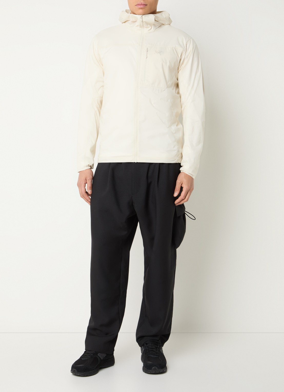 Arc'teryx Squamish windjack met capuchon en waterafstotende coating - voorkant 3 gebroken wit