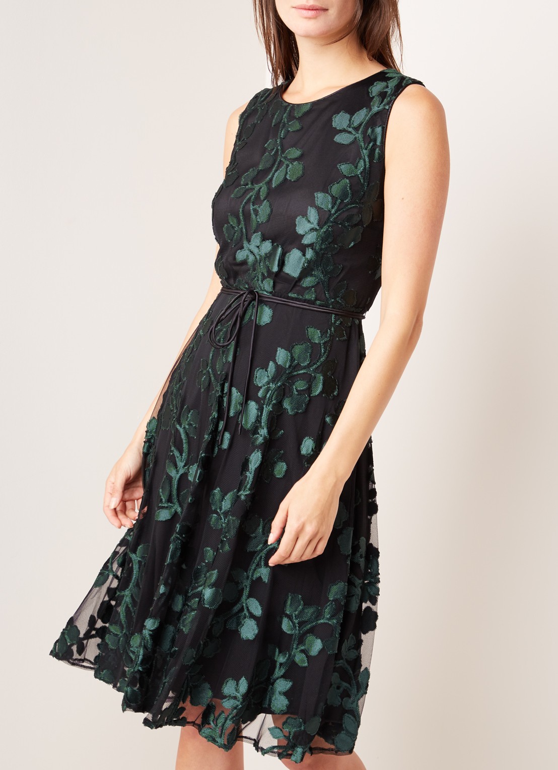 Ariana midi jurk met jacquard dessin en strikceintuur - detail 4 zwart