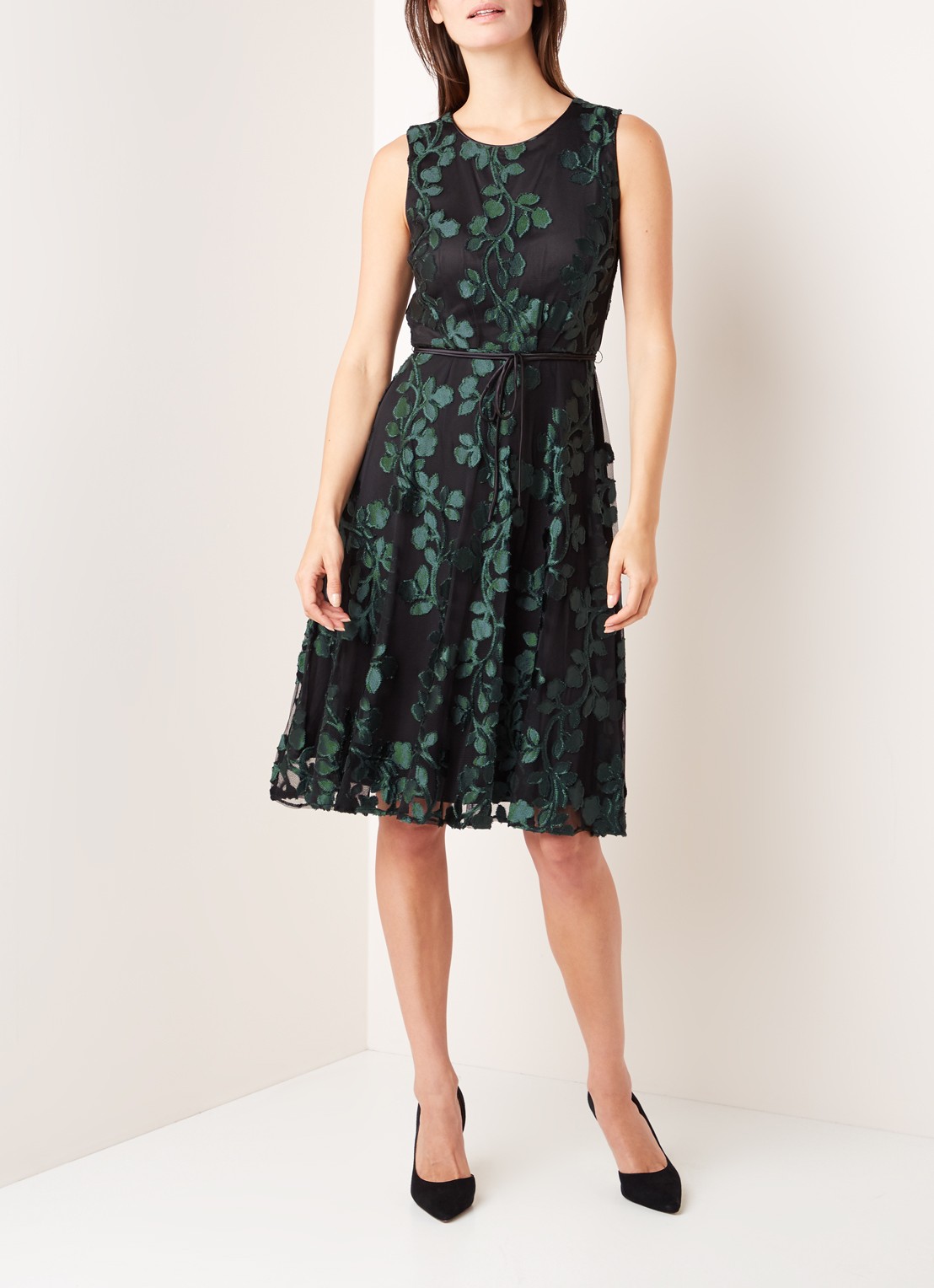 Ariana midi jurk met jacquard dessin en strikceintuur - voorkant 3 zwart