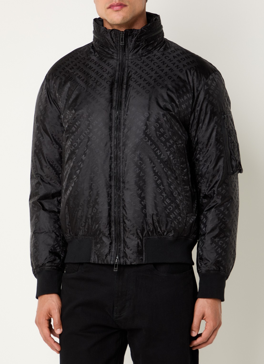 Armani Bomberjack met logoprint en opbergbare capuchon - detail zwart
