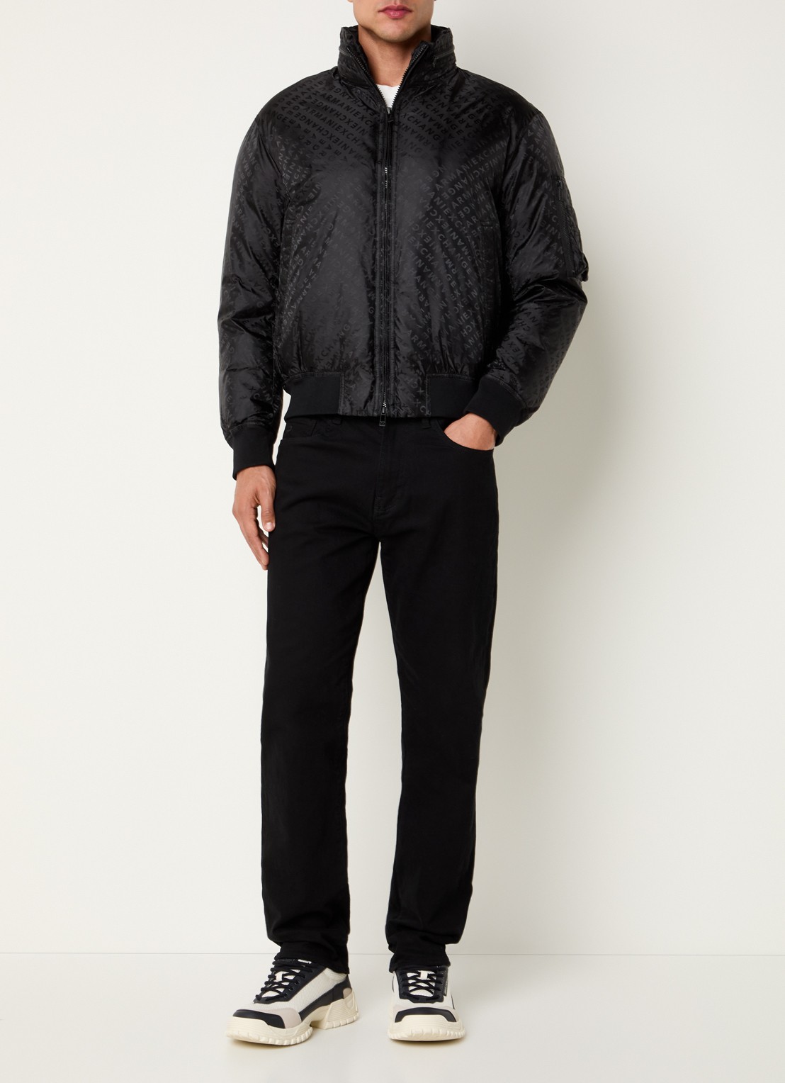 Armani Bomberjack met logoprint en opbergbare capuchon - voorkant 3 zwart