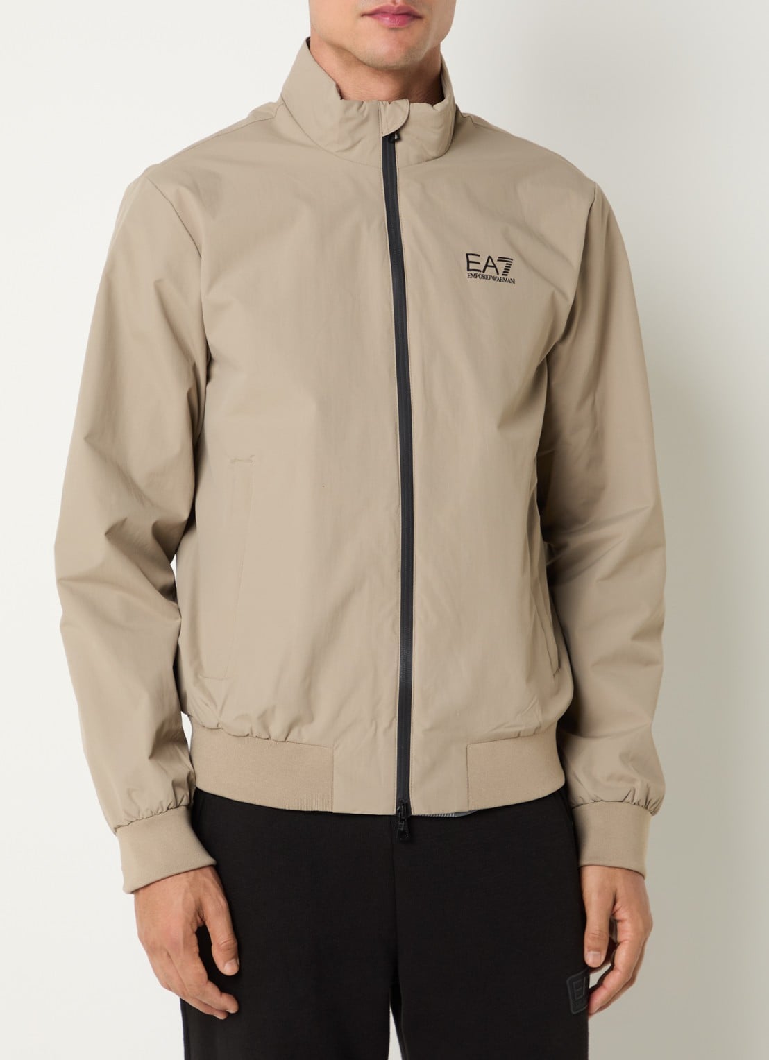 Armani Bomberjack met ritszakken en logo - detail camel