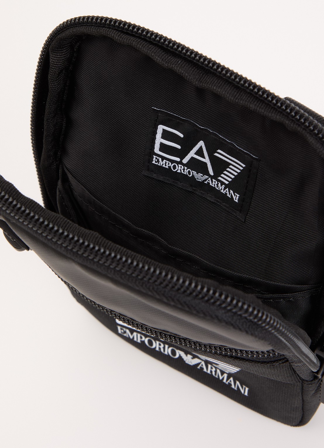 Armani Crossbodytas met logo en verstelbare schouderriem - detail zwart