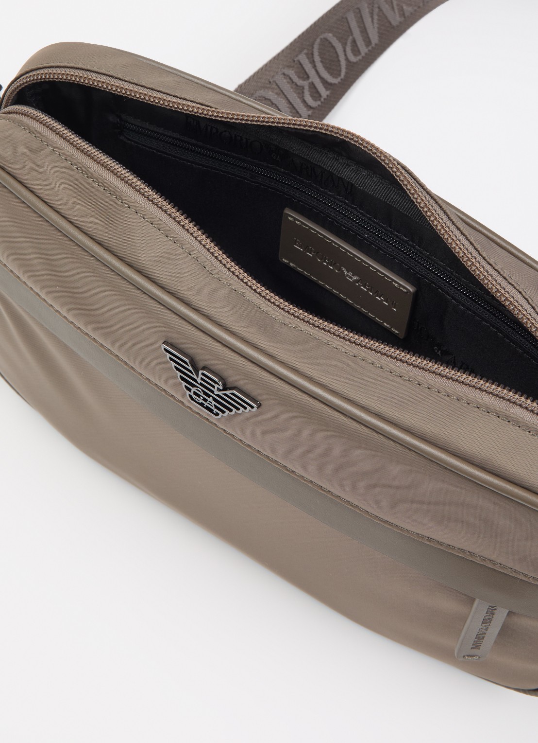 Armani Crossbodytas met logo - detail 2 lichtbruin
