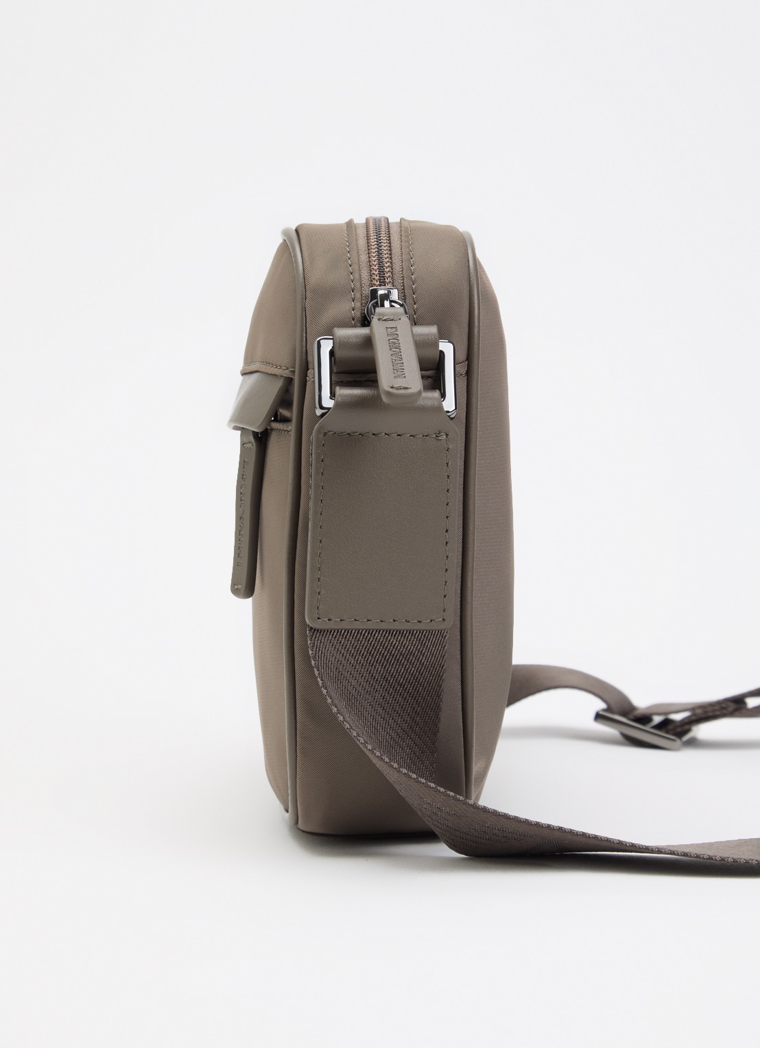 Armani Crossbodytas met logo - detail 3 lichtbruin