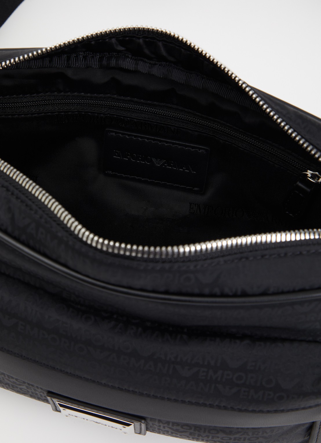 Armani Crossbodytas met logoprint en verstelbare schouderriem - detail 2 zwart