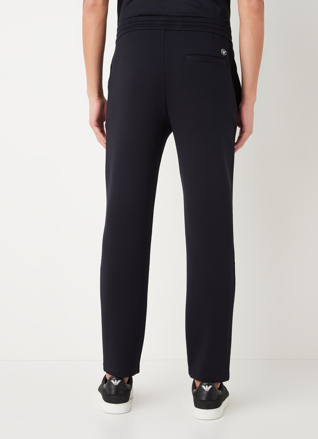 Armani Essential tapered fit joggingbroek met steekzakken - achterkant donkerblauw
