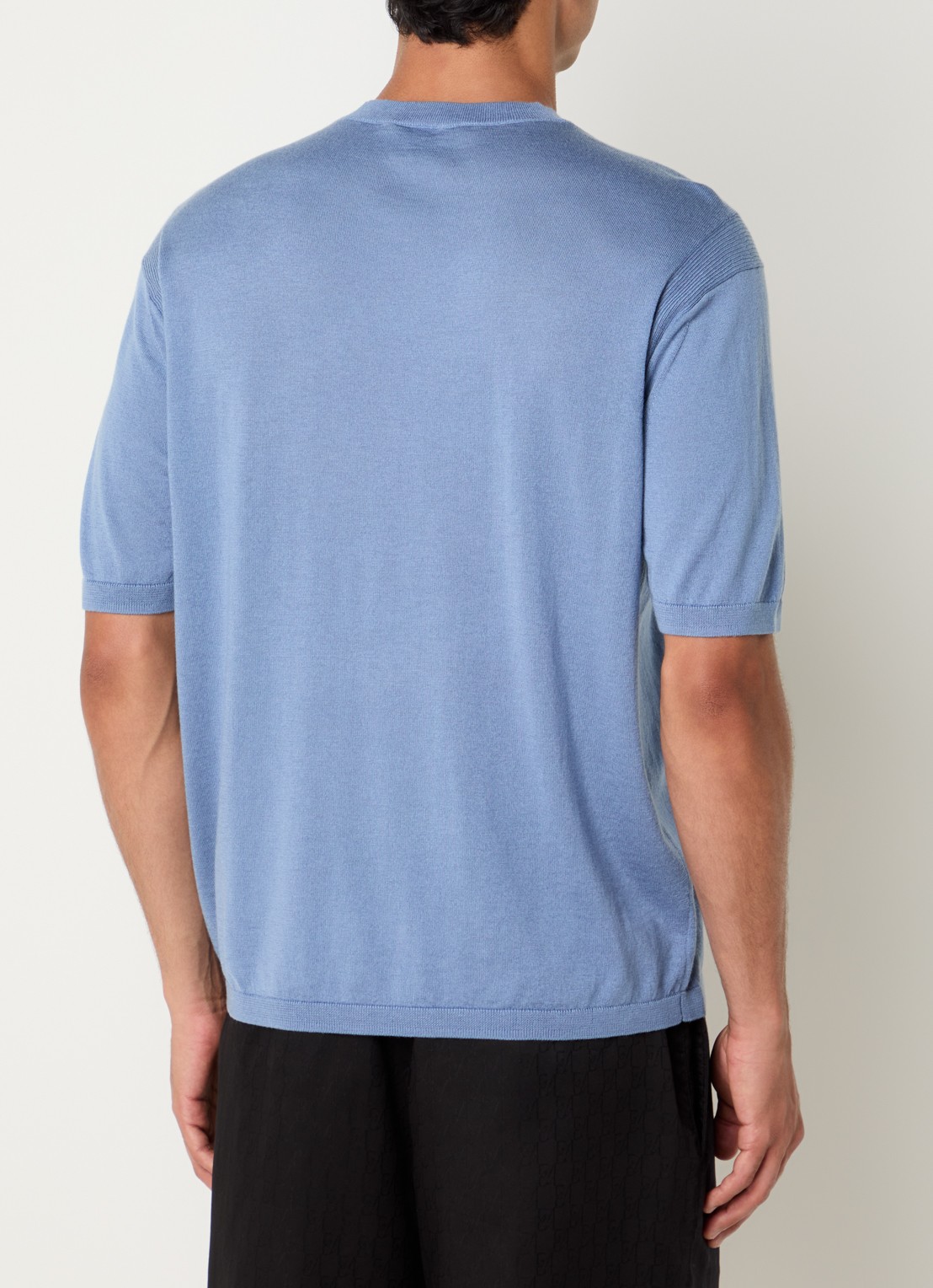 Armani Fijngebreid T-shirt in zijdeblend - achterkant lichtblauw