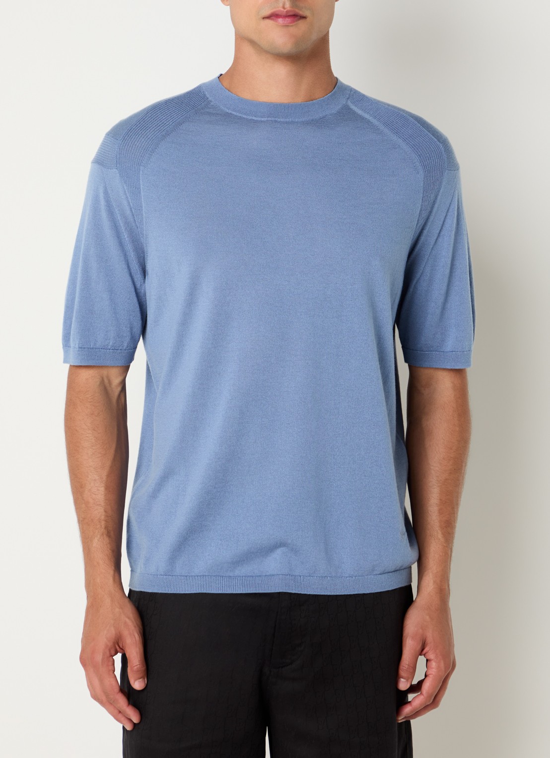 Armani Fijngebreid T-shirt in zijdeblend - detail 4 lichtblauw