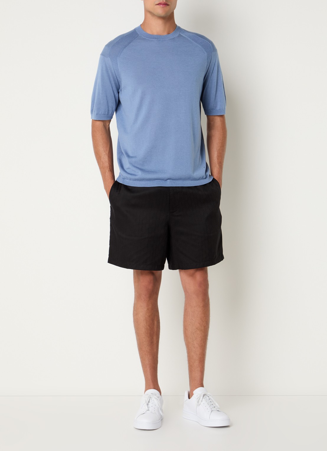 Armani Fijngebreid T-shirt in zijdeblend - voorkant 3 lichtblauw