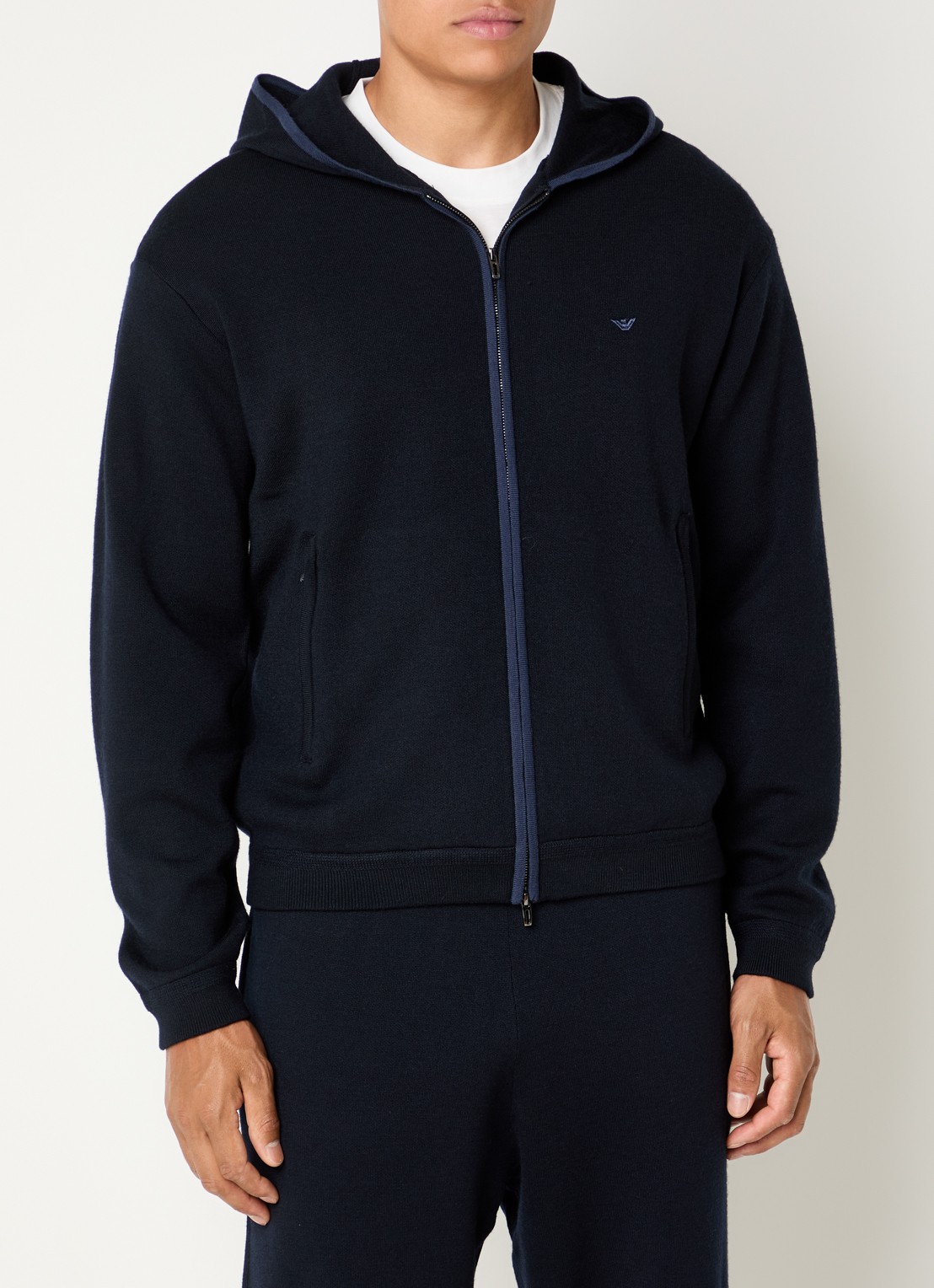 Armani Fijngebreid vest met capuchon en logo - detail 2 donkerblauw